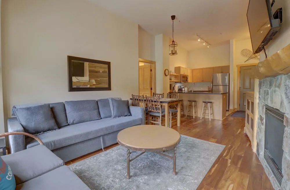 Modern Condo with Amazing Views, Right next to the Lift - CS407 by Redawning