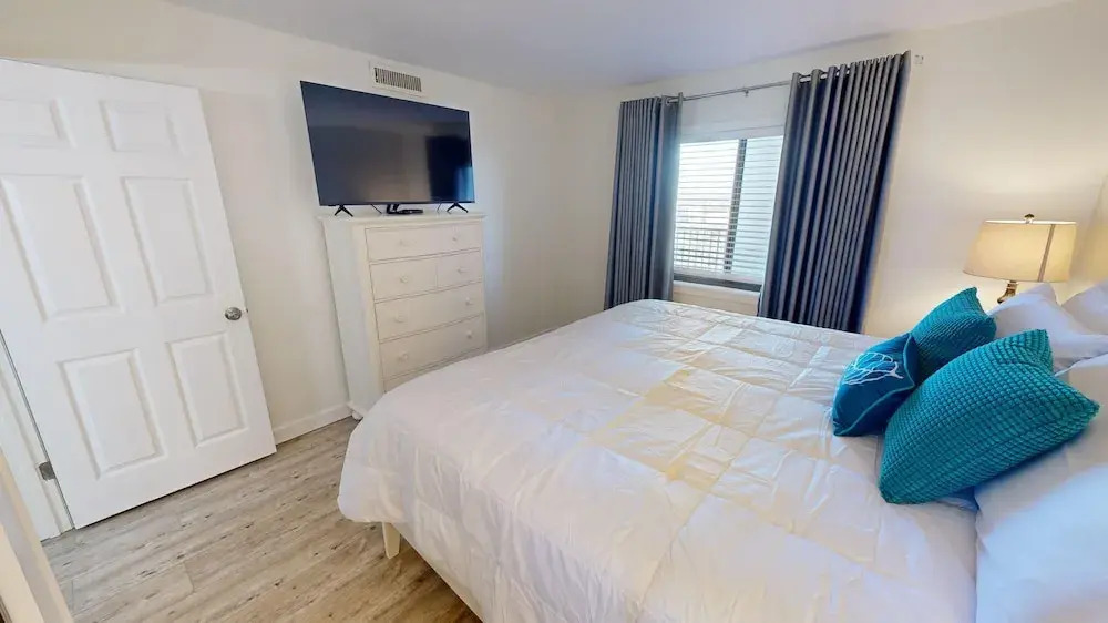 Emerald Towers 904 2 Bedroom Condo