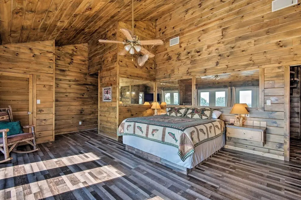 Broken Bow Mountaintop Home w/ Hot Tub!