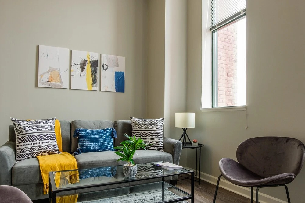 Downtown 1 & 2 BR Apt with Kitchen by Frontdesk