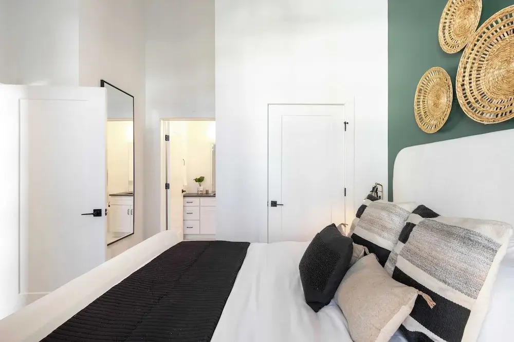 New Build Sleeps 12, 2 Condos, Modern Design Near Downtown Nashville