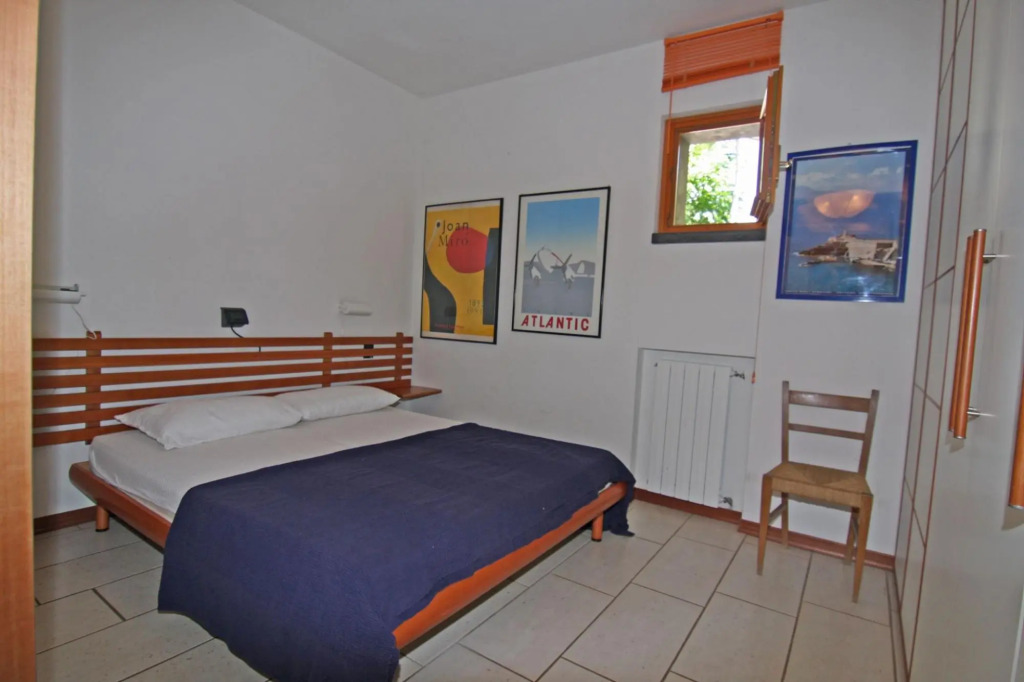 In vacation residence, 40 mt from the sea, apartment with 3 bedrooms ,for 6-7 people, on 2nd floor w-Villa Marina - INT. 8 quadri Libeccio
