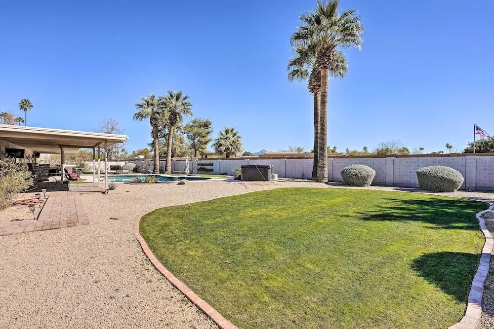 Pool & Outdoor Lounge: Scottsdale Family Home