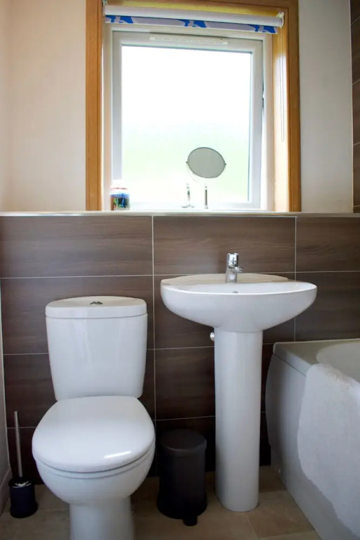 Modern 2 Bedroom Ground Floor Flat with Parking