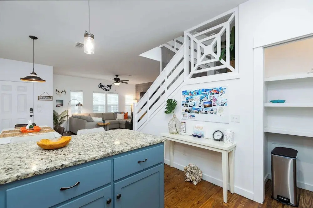 Comfy 3bdr Right in Town Sleeps 10