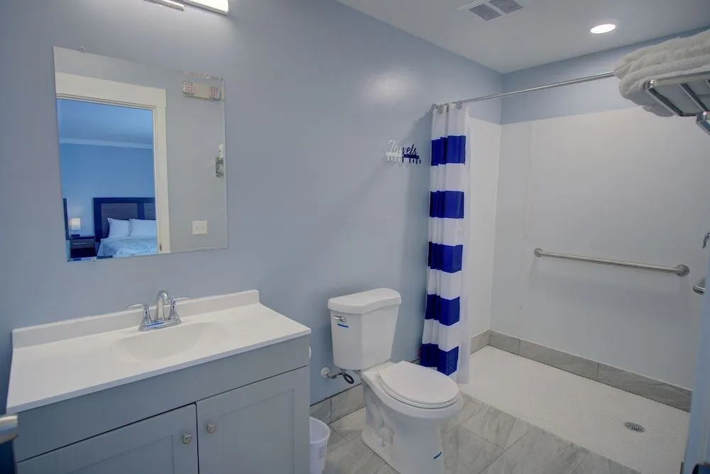 Dhimas Bayview Suites