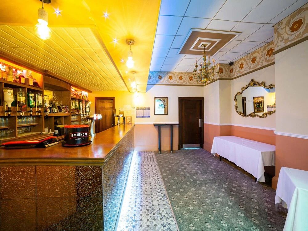 Oyo Douglas Hotel
