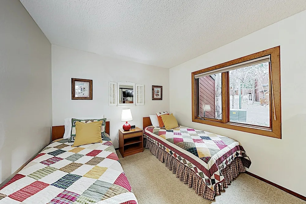 New Listing! Eagle Lodge Getaway W/ Pool & Sauna 2 Bedroom Condo