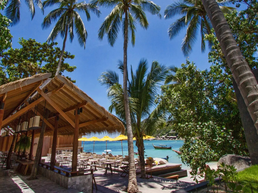 Beach Club by Haadtien