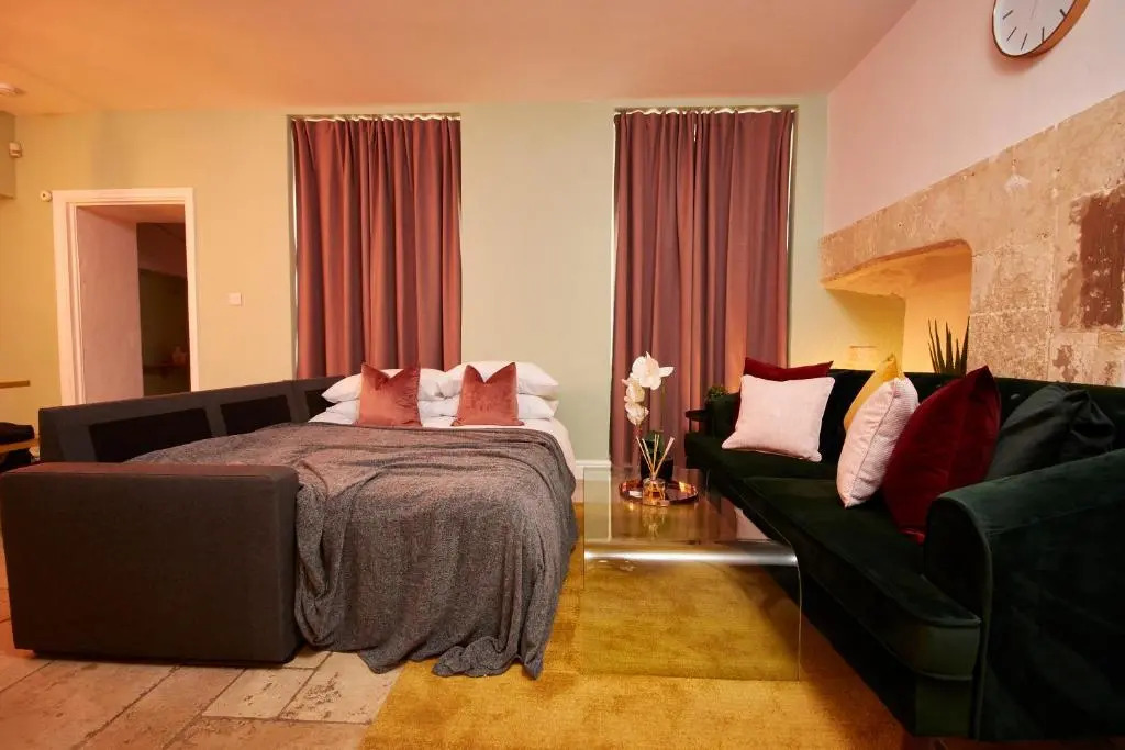 Elegant Apartment in Bath with Garden Sleeps 8 by PureStay