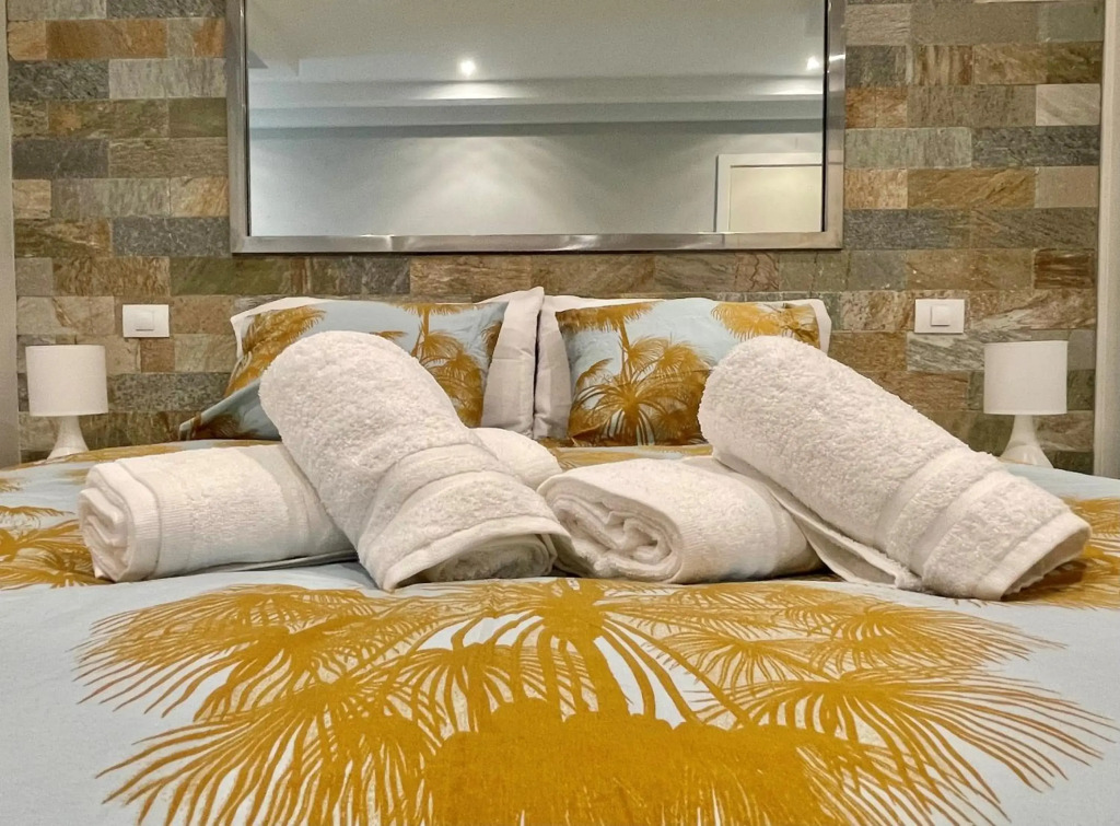 Hierro 19 Las Canteras Beach. Parking Available
