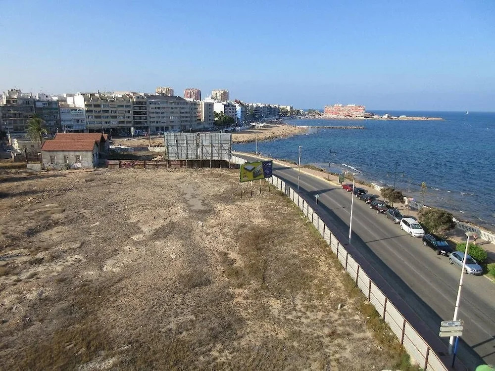Appartment with swimming pool front of the sea
