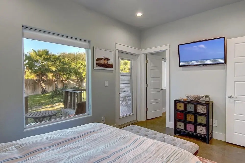 Saltwater Hippie 3 Bedroom Condo by Redawning