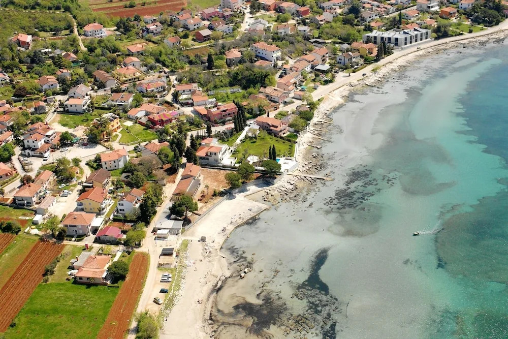 Apartment Near the Beach With Garden