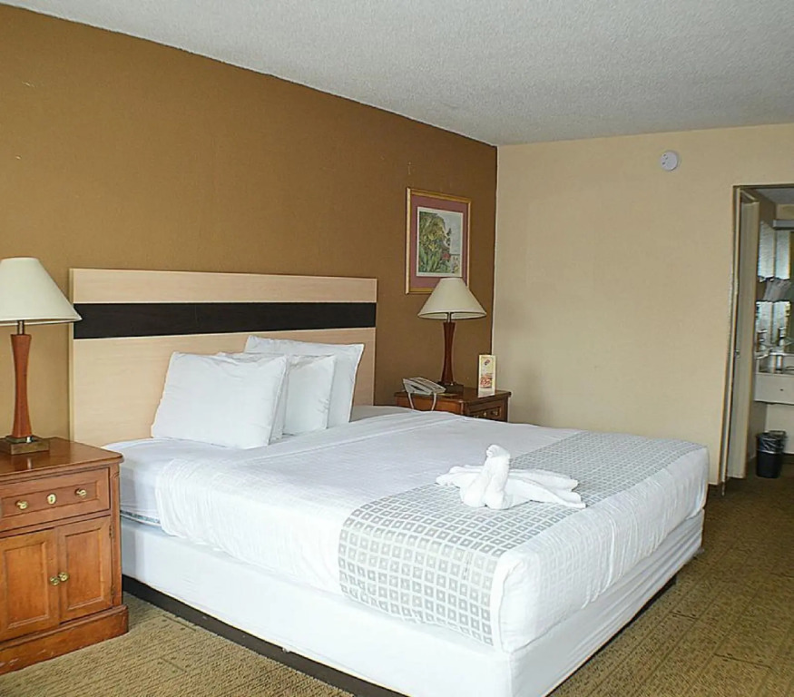 Roomba Inn & Suites - Kissimmee