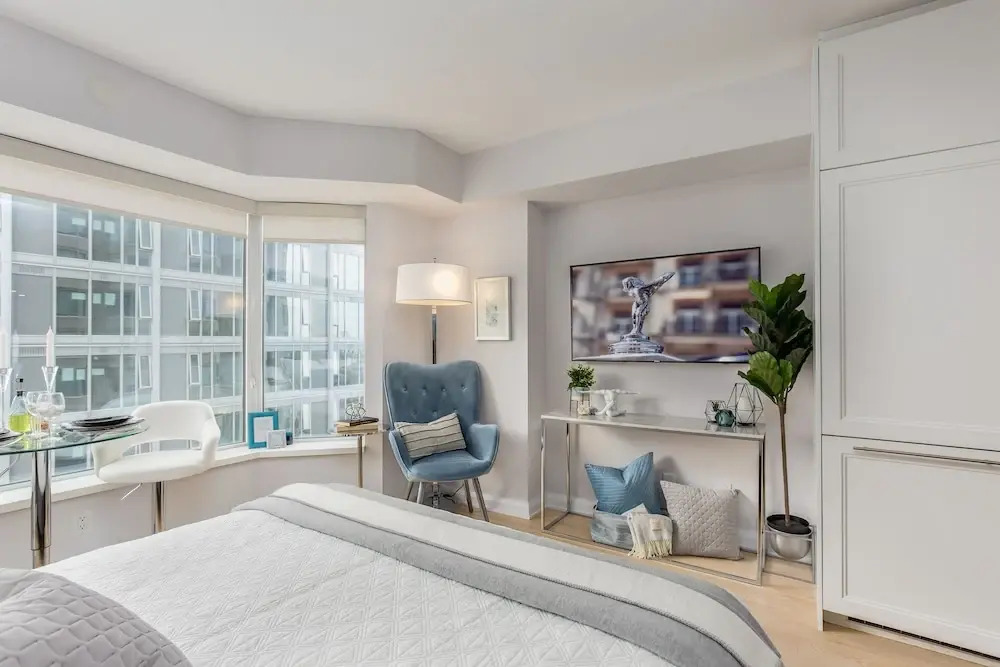 QuickStay - Chic Condo in Yorkville (Yonge & Bloor)