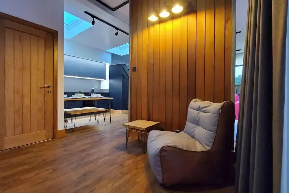 The Cedarwoods - Luxury Studio for 5!