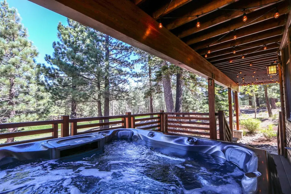 Graystone 2110 5-Star Luxury House with Private Jacuzzi and Double Garage by RedAwning