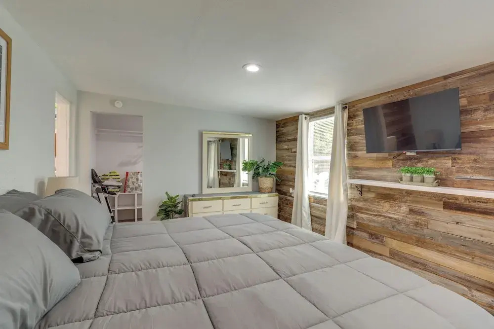 Pet-Friendly Largo Escape w/ Fire Pit