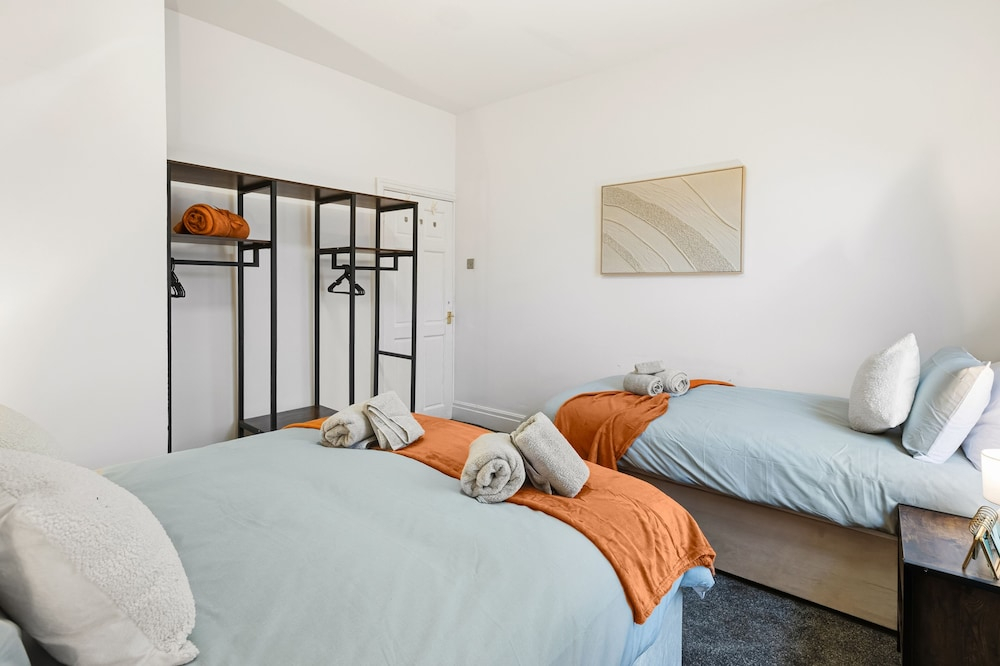 House - Sleeps 6 - On Street Parking