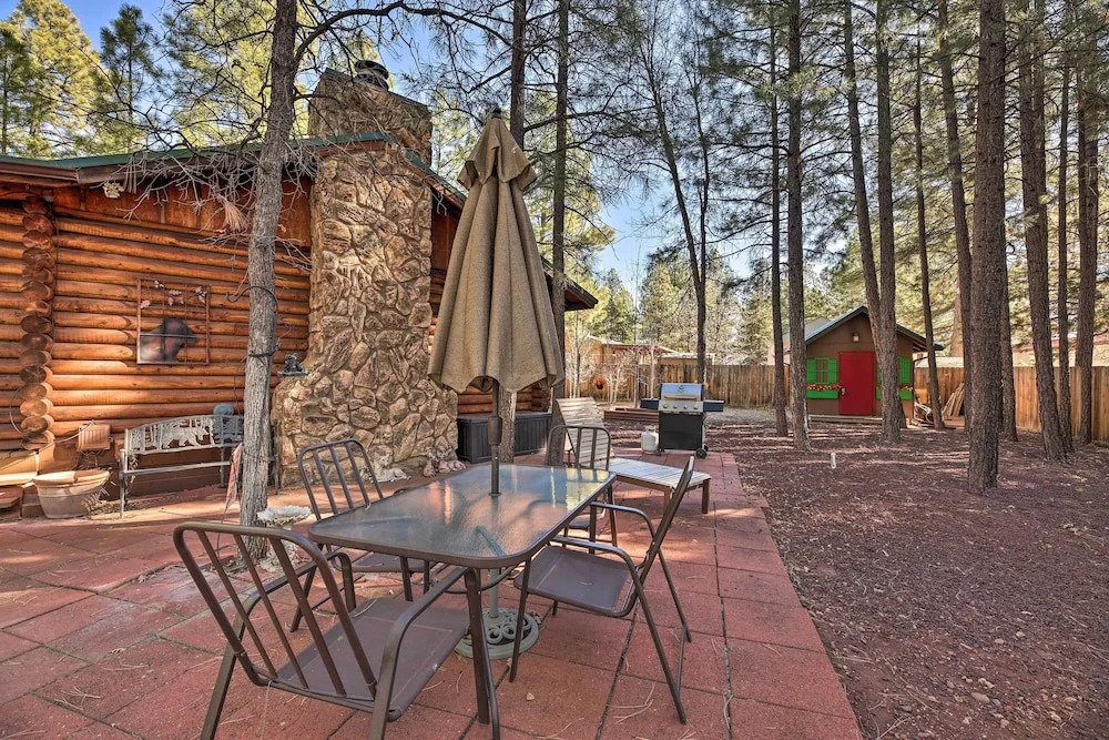 Family & Dog Friendly: Rustic Lakeside Cabin