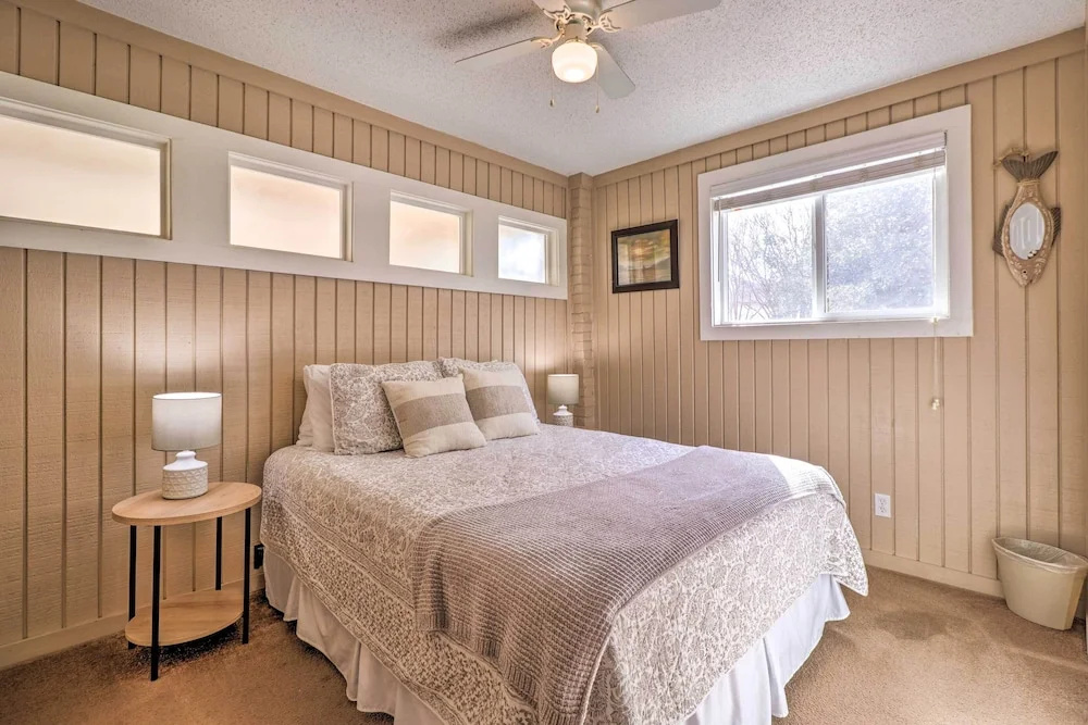 Lakefront Home w/ Point Venture Golf Access