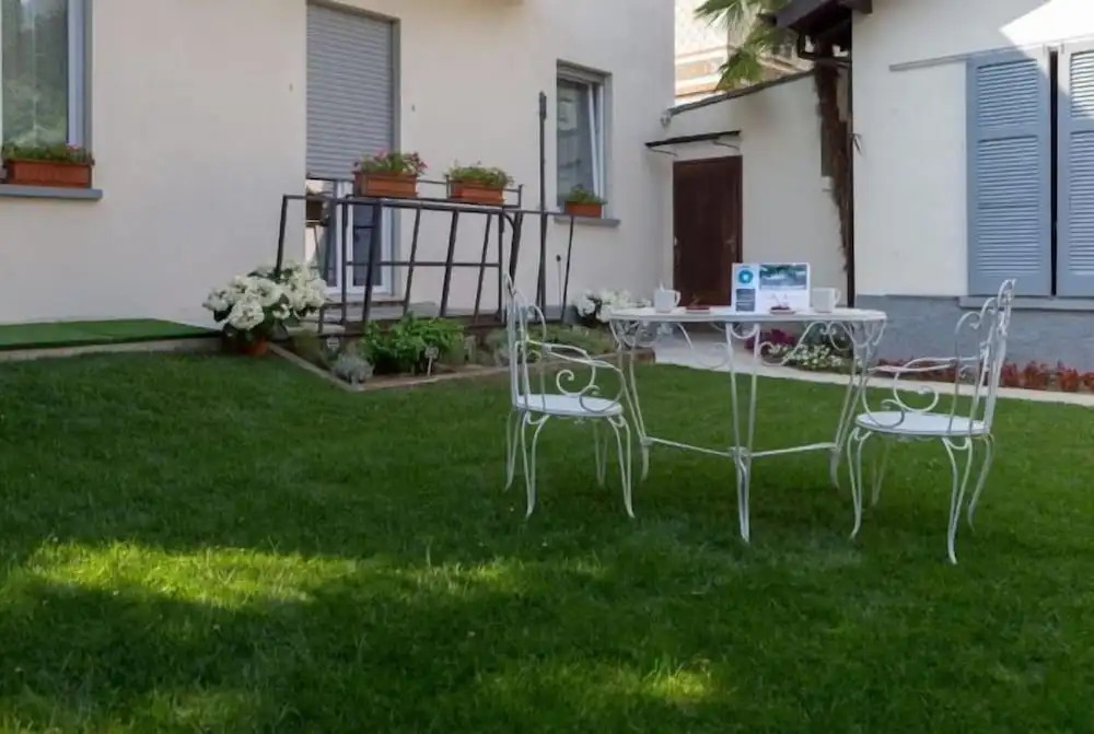 Maji Como Lake - Lake Como Historic Villa Apartments with Pool & Parking, 100m from Ferry & train