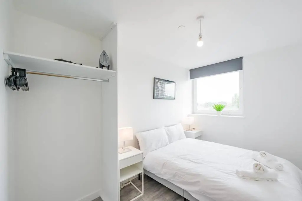 Modern 2 bedroom flat with parking in Yardley