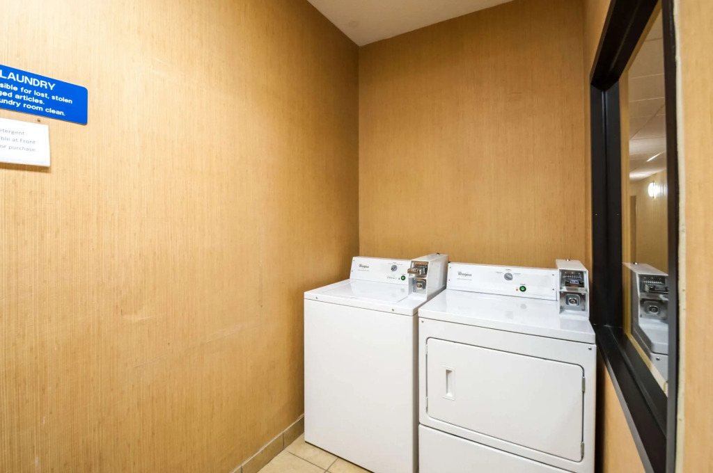 Comfort Inn & Suites North East