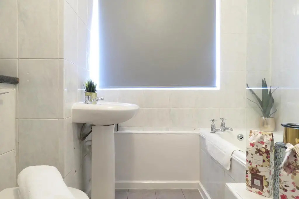 Tudors eSuites 3 Bedroom Apartment 6 Beds & Parking