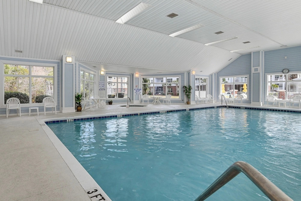 1 Mi to Beach! Sleek Golf & Pool Retreat