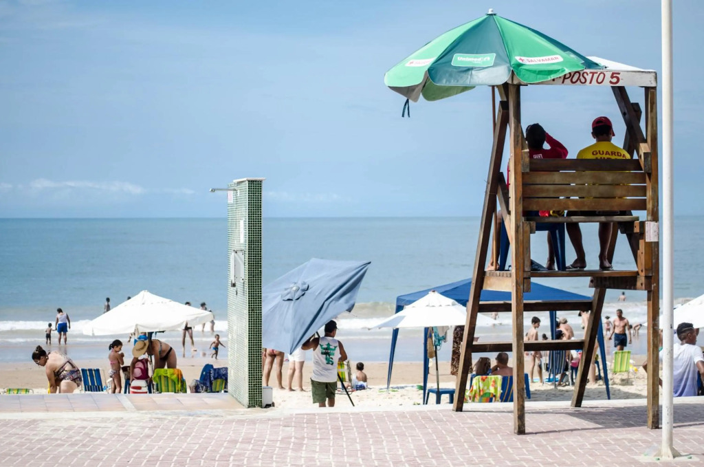 CONFORTO IMBATIVEL - 25 metros do MAR - 2 Quartos com AR CONDICIONADOS SPLIT, Air Fryer, WI-FI, Disney Plus, Star Plus, HBO Max, Cadeiras de Praia e Caixa Térmica - 8 pessoas com Muito Conforto - Melhor Localização