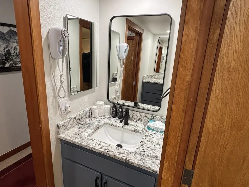 Studio in Lakeside Village, Updated Kitchen & Bath apts