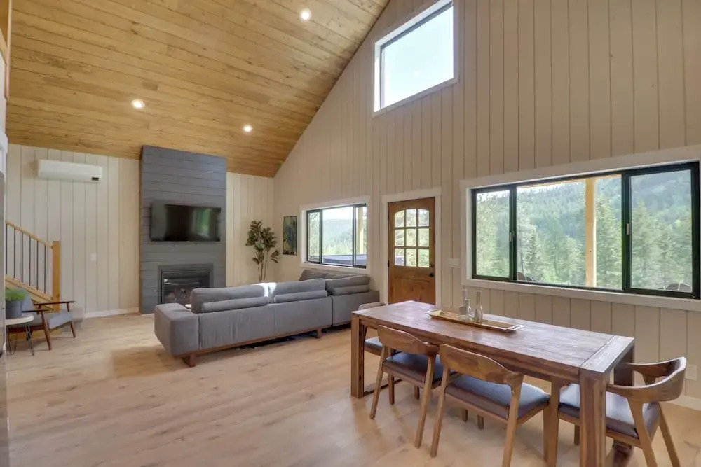 Lakeside Cabin w/ Hot Tub: 3 Mi to Flathead Lake!