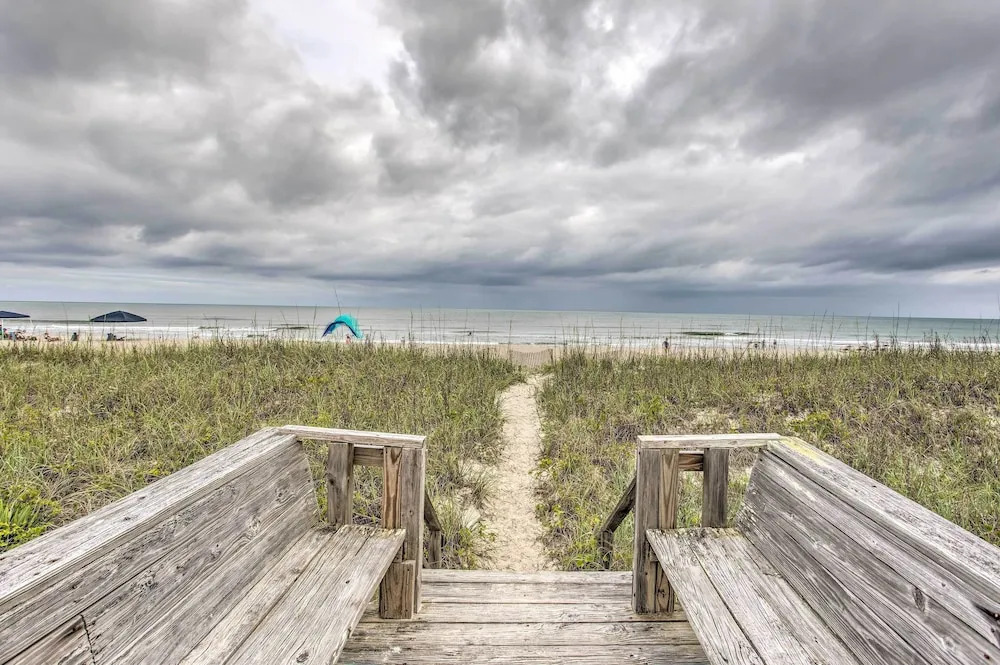 Rustic Beachfront Cottage w/ Deck & Boardwalk