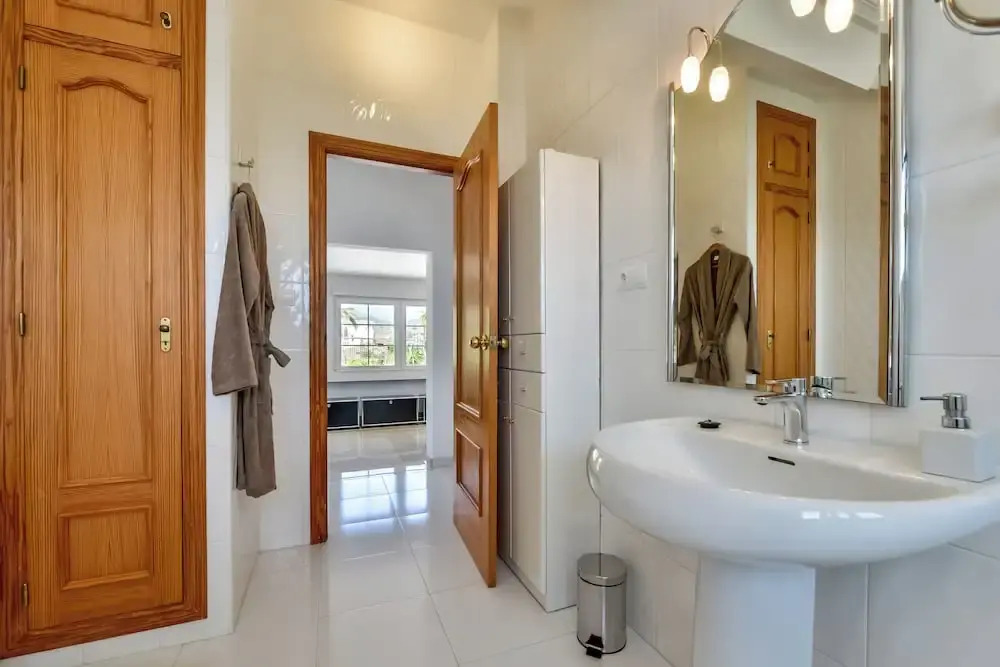 4bed Villa Sleeps 8- Pool, Garden, Bbq, Near Beach