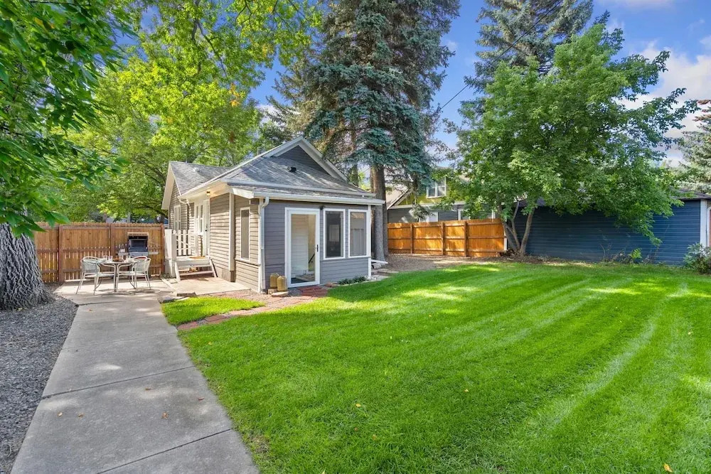 Shade Tree Bungalow Old Town, Yard & Garage
