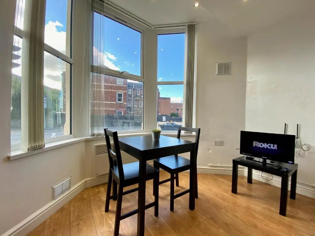 Relax in a modern Cardiff home by the City Centre & Bute Park