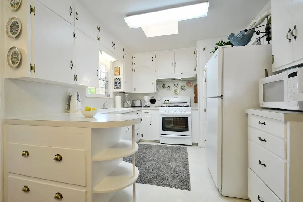 3BR 2BA Brentwood Home by RedAwning