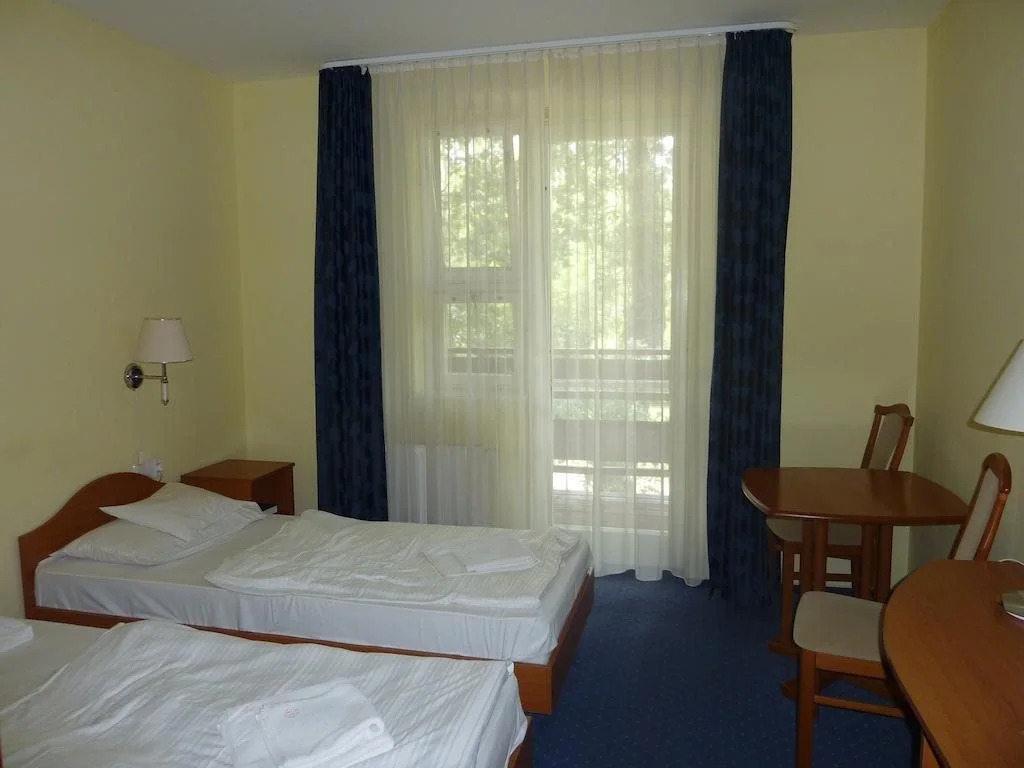 Zsanett Hotel