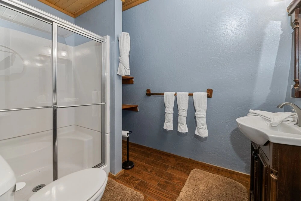 Summit Mountain Lodge - Amazing Location Just Down The Street From Snow Summit! 4 Bedroom Home