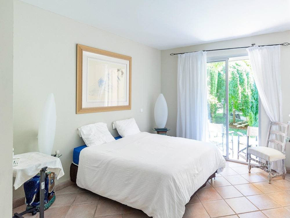 Elegant Villa in Les Mees With Garden