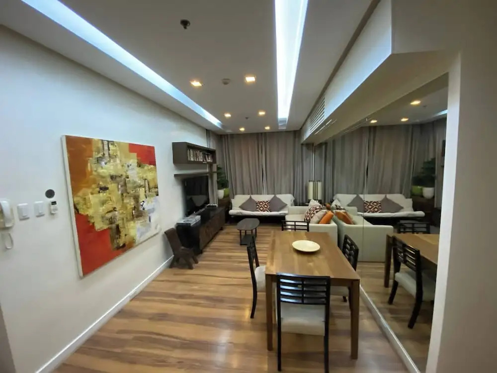 Elegant 2BR Apartment in Upscale Fort BGC Fast Wifi