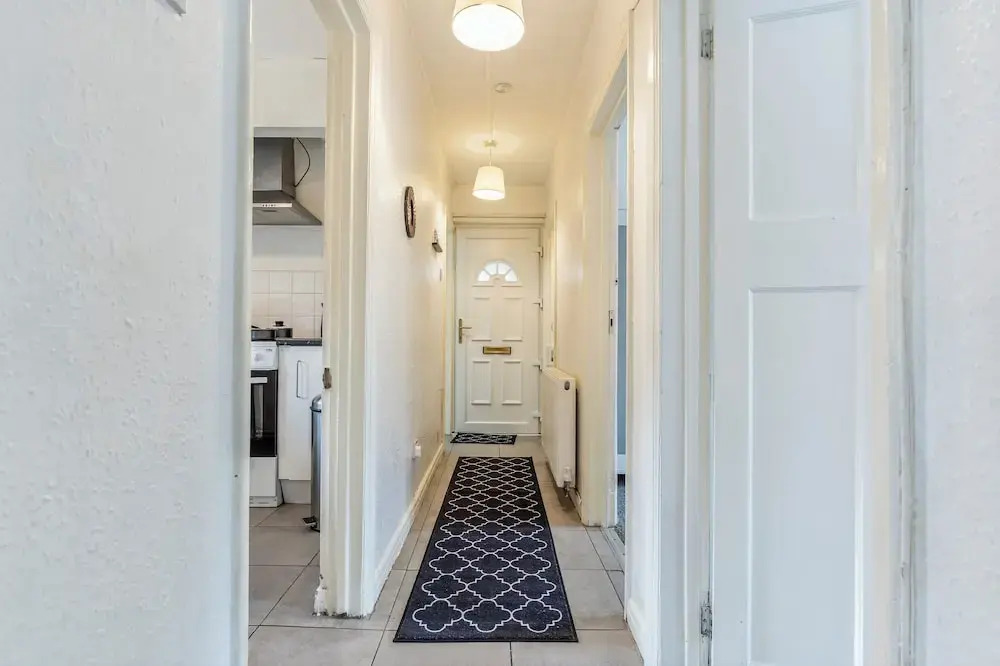2 Bedroom Apartment - Parking, Wifi, Central