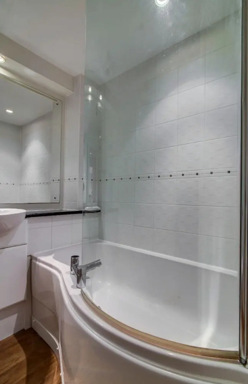 Bright & Modern 2-bedroom Flat - Sleeps 4
