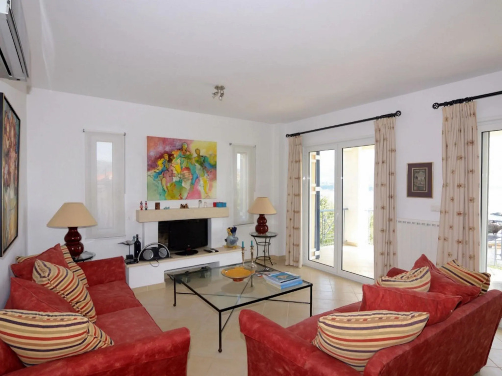 Beautiful villa on the bay of the cozy fishing village Finikounda, Peloponnese