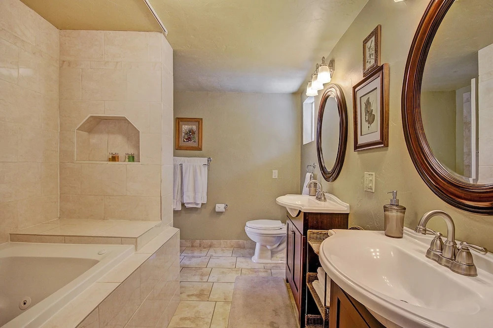 High Point Chateau 4 Bedroom Home by RedAwning