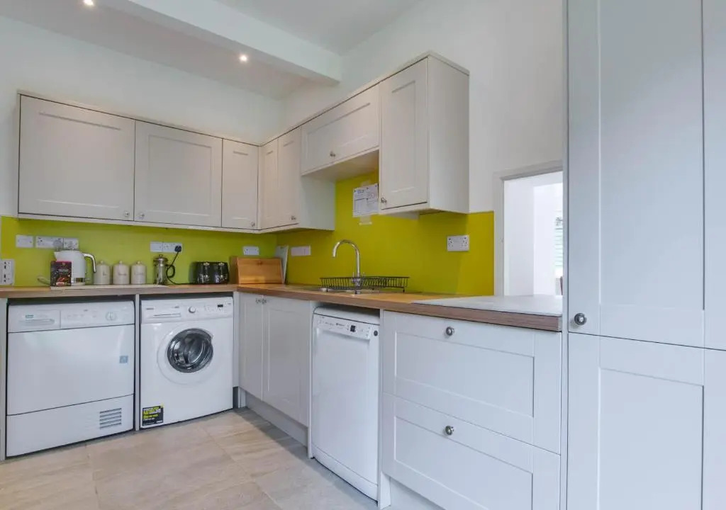 4 Bed in Harmans Cross oc-wy278