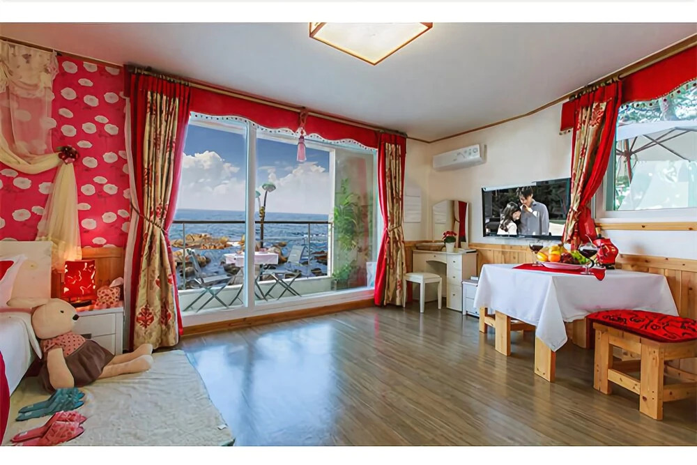 Yangyang Seaglow Rainbow Pension