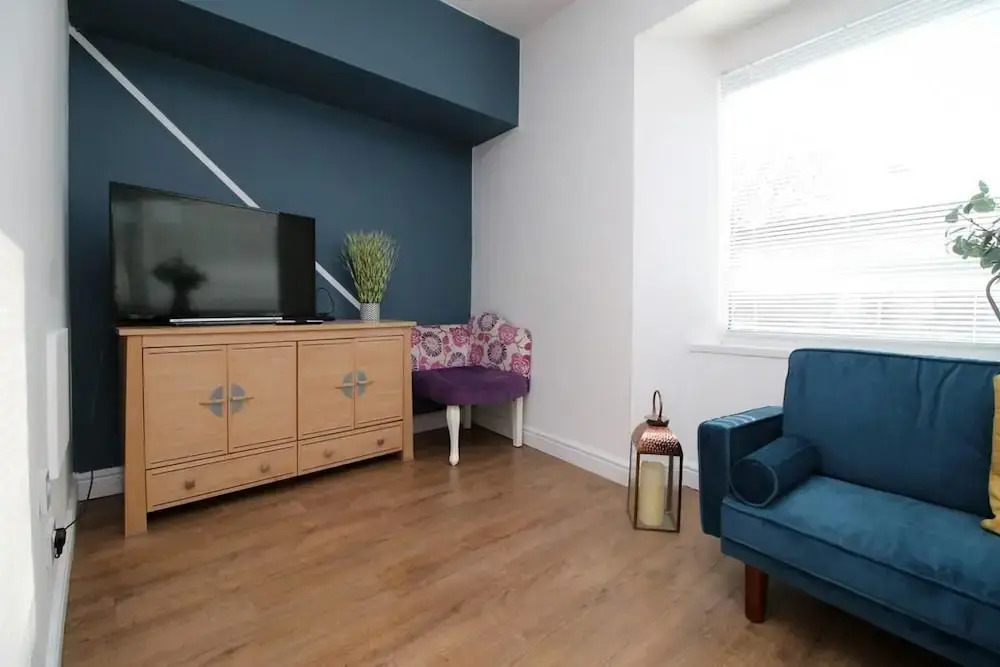 5 Bed House - Sleeps 16 - Parking - Wifi